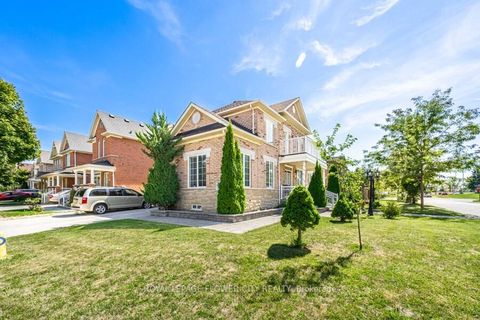 Photo 2 at 73 Hollywood Hill Circle, Vellore Village, Vaughan