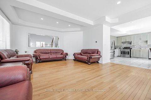 Photo 8 at 73 Hollywood Hill Circle, Vellore Village, Vaughan