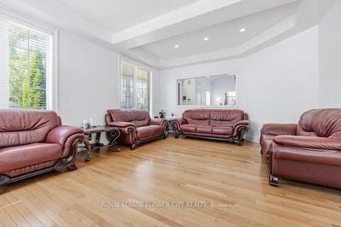 Photo 9 at 73 Hollywood Hill Circle, Vellore Village, Vaughan
