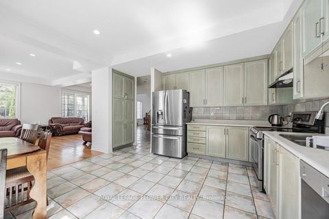 Photo 11 at 73 Hollywood Hill Circle, Vellore Village, Vaughan