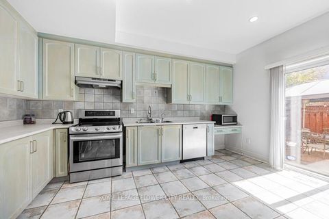 Photo 14 at 73 Hollywood Hill Circle, Vellore Village, Vaughan