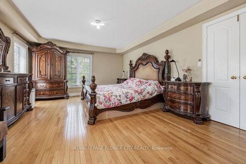 Photo 18 at 73 Hollywood Hill Circle, Vellore Village, Vaughan