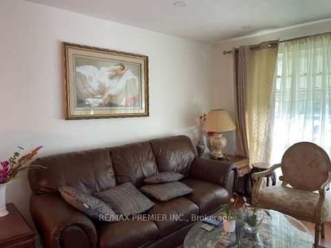 Photo 1 at 6 Gotham Court, Amesbury, Toronto