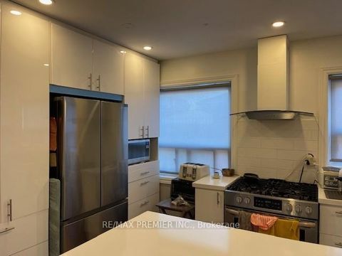 Photo 2 at 6 Gotham Court, Amesbury, Toronto