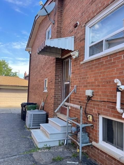 Photo 3 at 6 Gotham Court, Amesbury, Toronto
