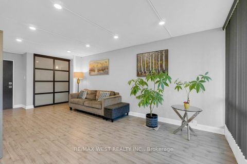 Photo 11 at 203 - 2 Glamorgan Avenue, Dorset Park, Toronto