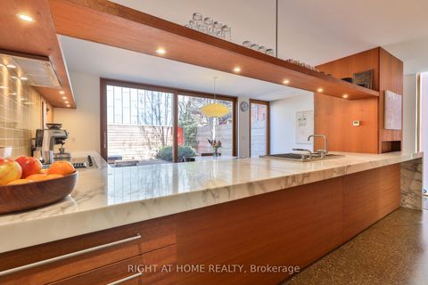 Photo 8 at 694 Richmond Street W, Niagara, Toronto