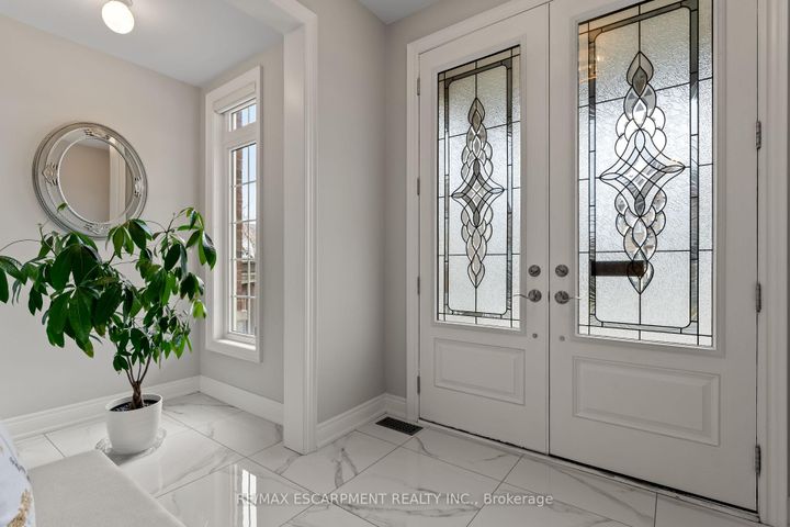 Photo 4 at 129 Fingland Crescent, Waterdown, Hamilton
