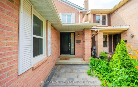 Photo 4 at 100 Gilmore Crescent, Brownridge, Vaughan