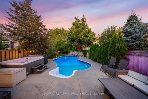 Photo 2 at 565 Thornhill Woods Drive, Patterson, Vaughan