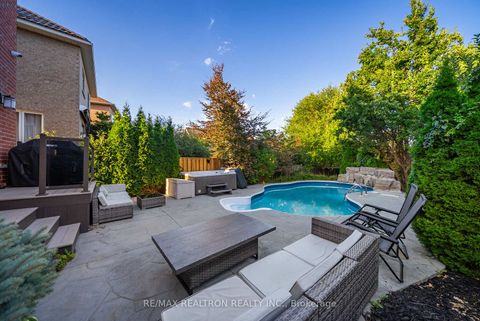 Photo 3 at 565 Thornhill Woods Drive, Patterson, Vaughan