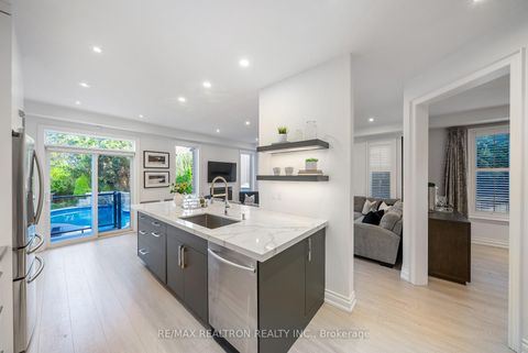 Photo 11 at 565 Thornhill Woods Drive, Patterson, Vaughan
