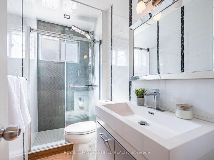 Photo 7 at 3525 Burningelm Crescent, Applewood, Mississauga