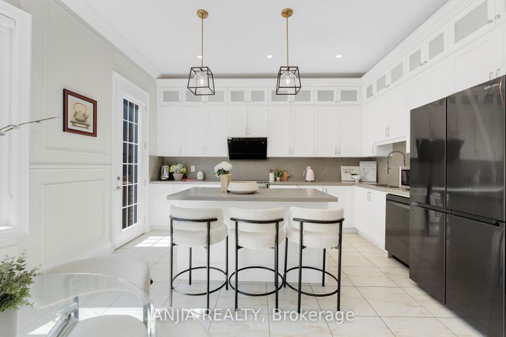 Photo 10 at 9 Mario Avenue, Cachet, Markham