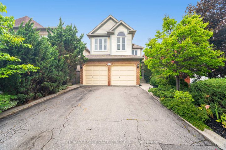 Photo 2 at 2931 Gardenview Crescent, Central Erin Mills, Mississauga