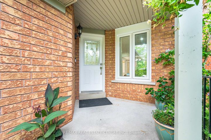 Photo 3 at 2931 Gardenview Crescent, Central Erin Mills, Mississauga