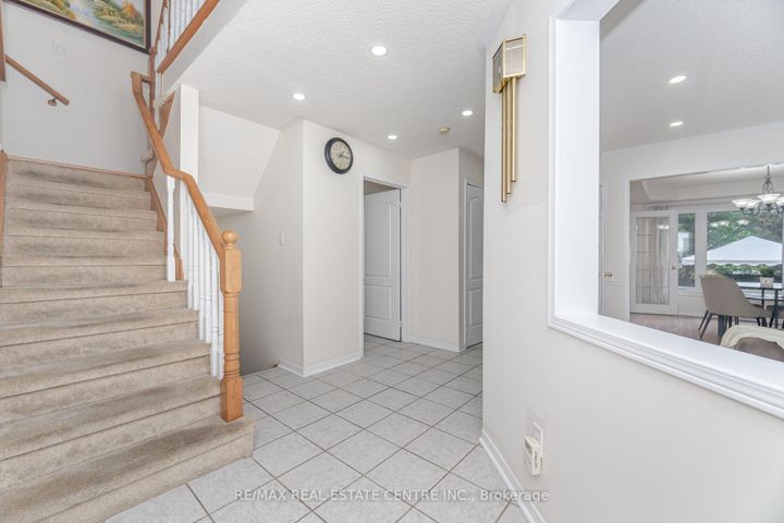 Photo 4 at 2931 Gardenview Crescent, Central Erin Mills, Mississauga