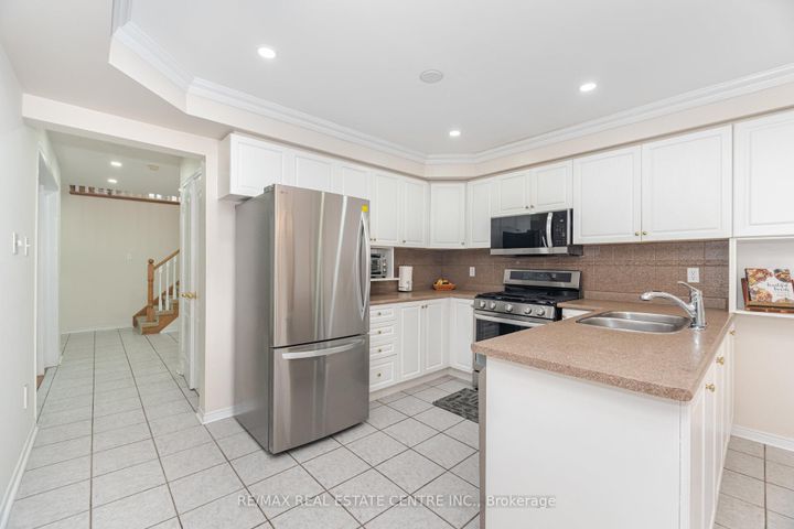 Photo 9 at 2931 Gardenview Crescent, Central Erin Mills, Mississauga