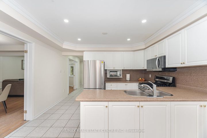 Photo 10 at 2931 Gardenview Crescent, Central Erin Mills, Mississauga