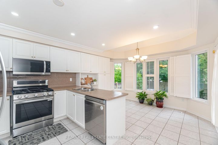 Photo 11 at 2931 Gardenview Crescent, Central Erin Mills, Mississauga