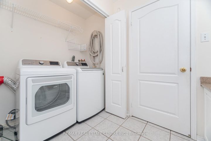 Photo 15 at 2931 Gardenview Crescent, Central Erin Mills, Mississauga