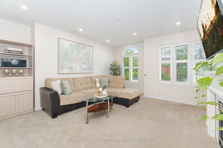 Photo 17 at 2931 Gardenview Crescent, Central Erin Mills, Mississauga