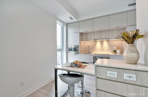 Photo 9 at 403 - 185 Alberta Avenue, Oakwood Village, Toronto