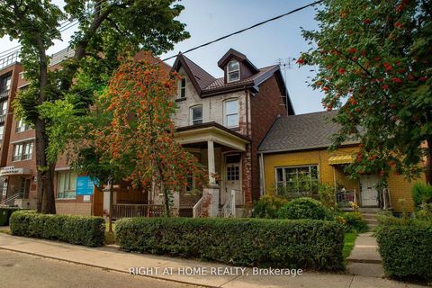 Photo 2 at 28 D'arcy Street, Chinatown, Toronto