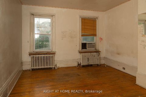Photo 13 at 28 D'arcy Street, Chinatown, Toronto