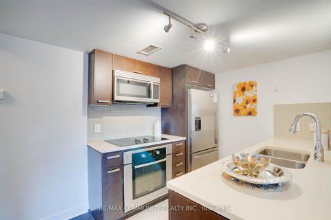 Photo 12 at 824 - 295 Adelaide Street W, Waterfront Communities C1, Toronto