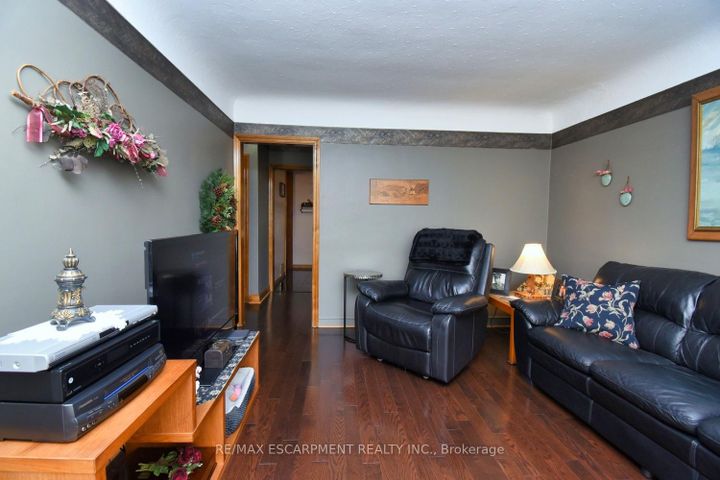Photo 4 at 251 East 31st Street, Eastmount, Hamilton