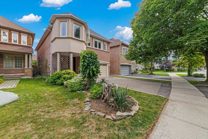 Photo 2 at 365 Turnberry Crescent, Hurontario, Mississauga