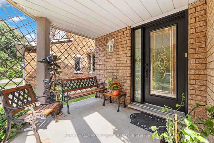 Photo 3 at 365 Turnberry Crescent, Hurontario, Mississauga