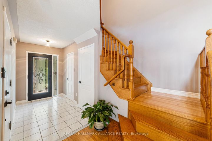 Photo 4 at 365 Turnberry Crescent, Hurontario, Mississauga