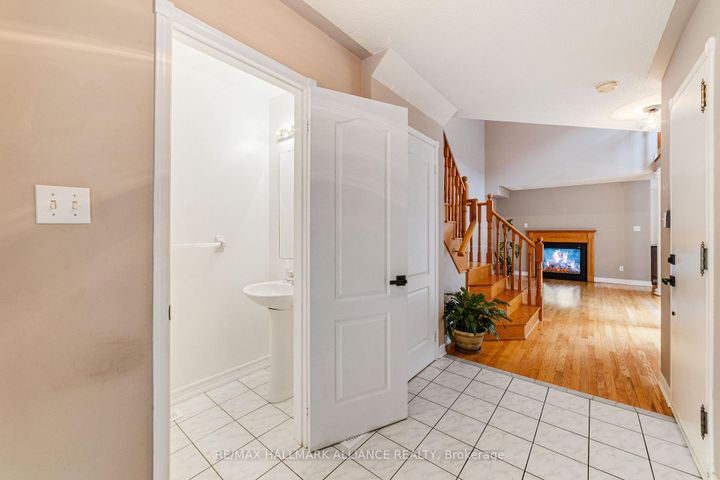 Photo 5 at 365 Turnberry Crescent, Hurontario, Mississauga
