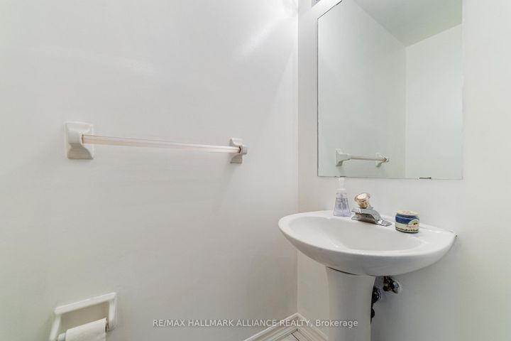 Photo 6 at 365 Turnberry Crescent, Hurontario, Mississauga
