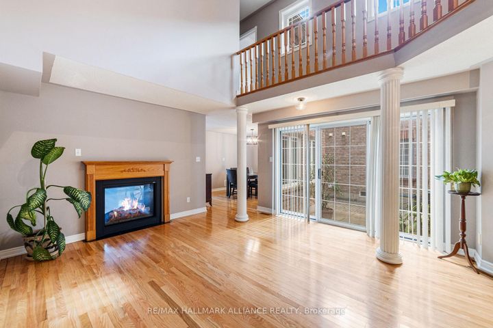 Photo 7 at 365 Turnberry Crescent, Hurontario, Mississauga