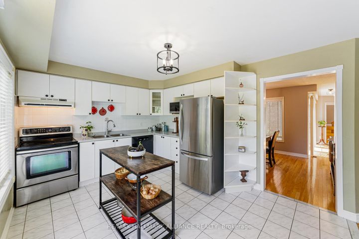 Photo 8 at 365 Turnberry Crescent, Hurontario, Mississauga