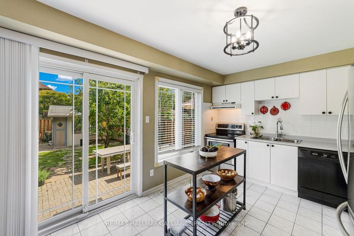 Photo 9 at 365 Turnberry Crescent, Hurontario, Mississauga