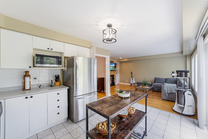 Photo 13 at 365 Turnberry Crescent, Hurontario, Mississauga