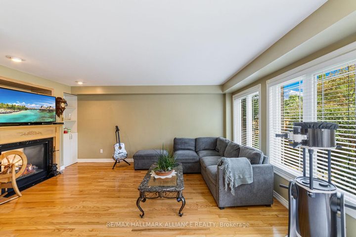 Photo 14 at 365 Turnberry Crescent, Hurontario, Mississauga