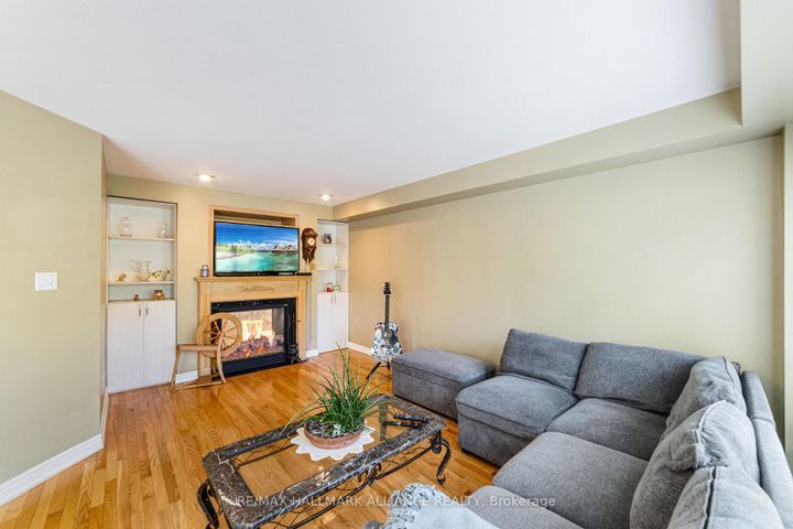 Photo 15 at 365 Turnberry Crescent, Hurontario, Mississauga