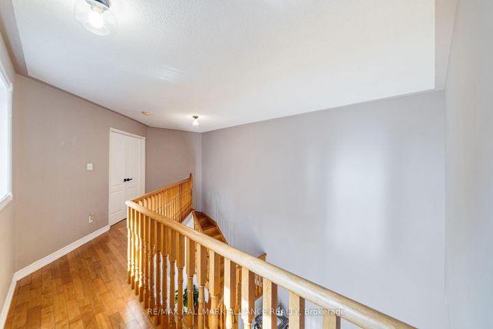 Photo 17 at 365 Turnberry Crescent, Hurontario, Mississauga