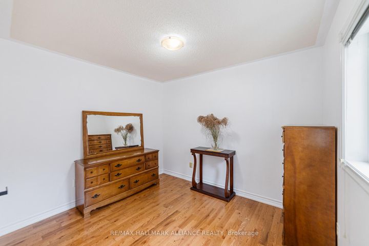 Photo 18 at 365 Turnberry Crescent, Hurontario, Mississauga