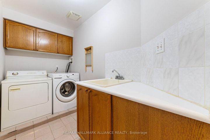 Photo 20 at 365 Turnberry Crescent, Hurontario, Mississauga