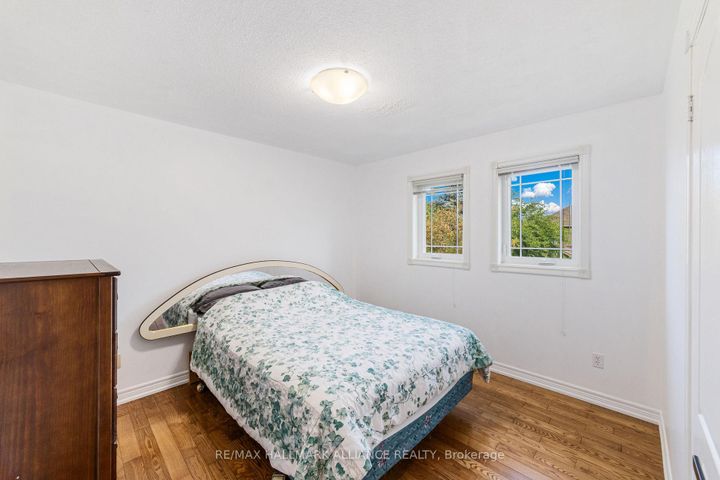 Photo 21 at 365 Turnberry Crescent, Hurontario, Mississauga
