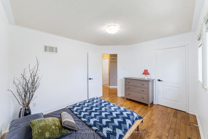 Photo 24 at 365 Turnberry Crescent, Hurontario, Mississauga