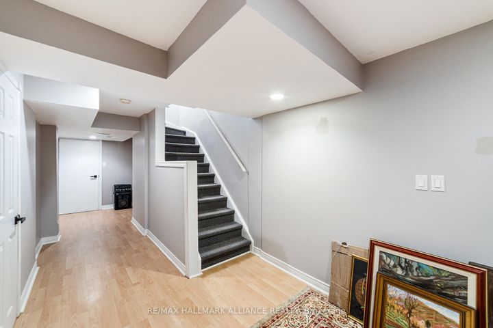 Photo 31 at 365 Turnberry Crescent, Hurontario, Mississauga