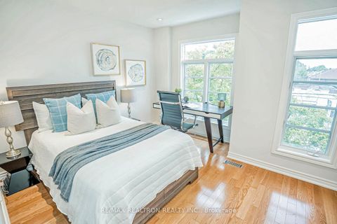 Photo 13 at 886 Pape Avenue, East York, Toronto