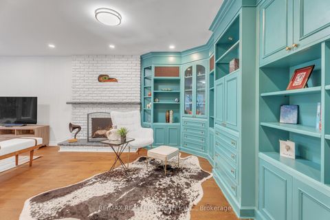 Photo 2 at 47 Robinter Drive, Newtonbrook East, Toronto